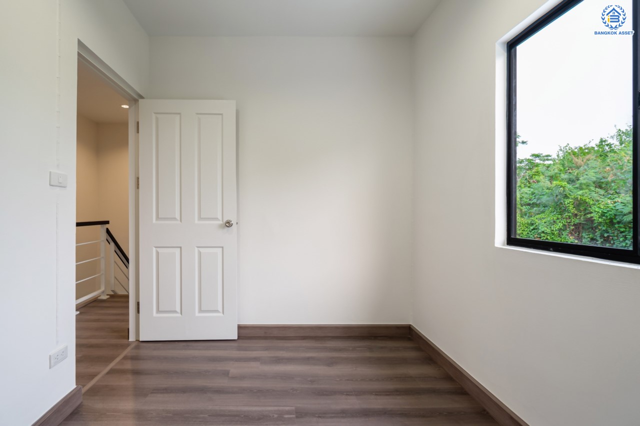 ทาวน์เฮ้าส์มือสอง ย่านนนทบุรี  ม.พฤกษา54 วงแหวน-คลองถนน บ้านพร้อมอยู่สไตล์โมเดิร์น ฟังก์ชัน 3 ห้องนอน 2 ห้องน้ำ จอดรถได้ 1 คัน เนื้อที่ 17.6 ตร.ว. บนทำเลศักยภาพ เชื่อมต่อถนนกาญจนาฯ ใกล้เซ็นทรัลเวสต์เกต รถไฟฟ้าสายสีม่วง "สถานีตลาดบางใหญ่" และ ทางด่วน "ศรีรัช"